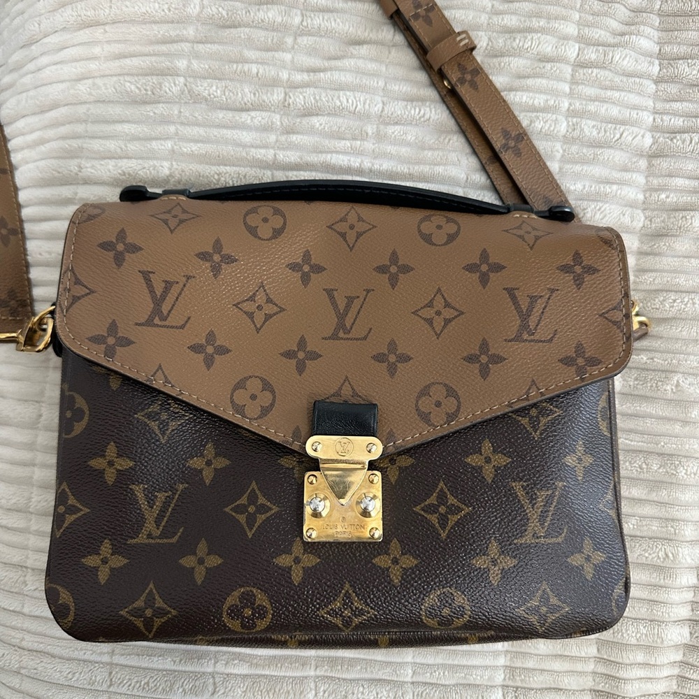 Authentic Louis Vuitton Pochette Métis Reverse Monogram.